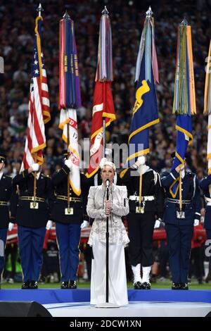 Pink suona il National Anthem durante lo spettacolo Super Bowl LII Pregame presso lo U.S. Bank Stadium il 4 febbraio 2018 a Minneapolis, Minnesota. Foto di Lionel Hahn/ABACAPRESS.COM Foto Stock