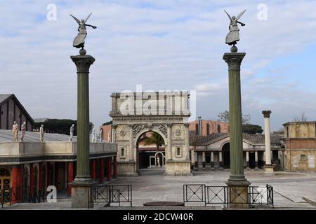 NESSUN WEB/NESSUNA APP - ESCLUSIVA. Una veduta della replica dell'Antica Roma presso gli studi Cinecitta di Roma, Italia, il 31 gennaio 2018. Il set dell'Antica Roma, costruito per la serie televisiva HBO-BBC "Roma", è uno dei più grandi set di Cinecitta e copre quasi 4 ettari. Presenta i classici edifici civili e religiosi del Foro Romano. Le strutture di supporto sono rivestite con pannelli in legno e lastre in vetroresina. L'insieme monumentale è caratterizzato da un suggestivo mix di colori. Dal 2011, Cinecitta Studios è aperto al pubblico con il progetto 'Cinecitta Shows Off', un'iniziativa culturale whic Foto Stock