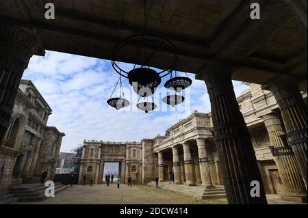 NESSUN WEB/NESSUNA APP - ESCLUSIVA. Una veduta della replica del Tempio di Gerusalemme presso gli studi Cinecitta di Roma, Italia, il 31 gennaio 2018. Il set del Tempio di Gerusalemme è stato progettato per il film 'il Messia giovane' diretto da Cyrus Nowrasteh nel 2016 da Francesco Frigeri noto per il suo lavoro su Mel Gibsonâ€™s la Passione del Cristo. Per creare il Tempio, il designer non ha aderito ad un approccio strettamente filologico, infatti ha optato per un'ampia libertà creativa, combinando stili, influenze e architetture differenti, e traendo ispirazione da babilonese, assiro e yemenita settentrionale Foto Stock