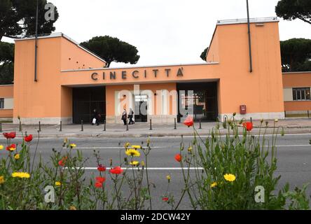 NESSUN WEB/NESSUNA APP - ESCLUSIVA. Una vista dell'ingresso degli studi Cinecitta di Roma, Italia, il 31 gennaio 2018. Dal 2011 Cinecitta Studios è aperto al pubblico con il progetto 'Cinecitta Shows Off', un'iniziativa culturale che mira a presentare il ricco patrimonio architettonico della famosa Dream Factory, offre per la prima volta la possibilita' di visitare i grandiosi set all'aperto e gli edifici storici le cui sale ospitano una serie di mostre a tema. Le scene in mostra, i costumi, i props, le riprese e le fotografie d'epoca narrano la storia di Cinecittà e delle produzioni cinematografiche che hanno con Foto Stock