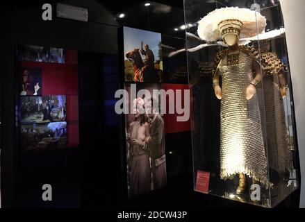 NESSUN WEB/NESSUNA APP - ESCLUSIVA. Vestito indossato da Silvana Mangano nel film 'Edipus Rex' di Pier Paolo Pasolini (1967) ha mostrato 'Cinecitta Shows Off' agli studi Cinecitta di Roma, Italia il 31 gennaio 2018. All'interno della Palazzina presidenziale, è stato creato un set per consentire ai visitatori di immergersi nella storia di grandi film e generi cinematografici, ascoltare storie e scoprire fatti divertenti attraverso una selezione di immagini, video, interviste e costumi originali indossati da star del cinema come Liz Taylor, Claudia Cardinale, Richard Burton e molti altri. Dal 2011, Cinecitta Studios ha Foto Stock