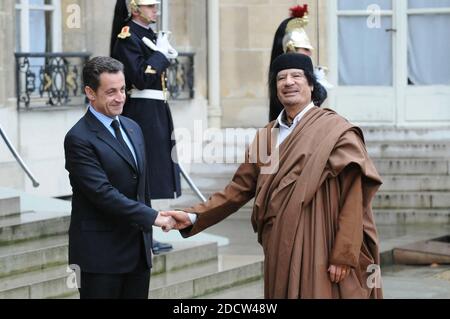 File photo - il leader libico Moammar Gadhafi stringe le mani con il presidente Nicolas Sarkozy prima del loro incontro al Palazzo Elysee di Parigi, in Francia, il 10 dicembre 2007. Gadhafi è in visita di Stato di 5 giorni in Francia per una visita di alto profilo destinata a stipulare contratti nucleari e aerei da miliardi di euro. L’ex presidente francese Nicolas Sarkozy era detenuto dalla polizia martedì mattina, 20 marzo 2018, ha affermato un funzionario della magistratura del paese. Doveva essere interrogato nel quadro di un'indagine su presunte irregolarità riguardo al finanziamento della sua campagna elettorale, la stessa fonte ha aggiunto. La sonda r Foto Stock