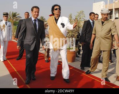 File photo - il presidente francese Nicolas Sarkozy è accolto dal leader libico Moammar Gadhafi al suo arrivo a Tripoli, Libia, il 25 luglio 2007. Mercoledì, la Francia e la Libia hanno firmato un memorandum d'intesa per costruire un reattore nucleare libico per la desalinizzazione dell'acqua e hanno concluso una serie di altri accordi. L’ex presidente francese Nicolas Sarkozy era detenuto dalla polizia martedì mattina, 20 marzo 2018, ha affermato un funzionario della magistratura del paese. Doveva essere interrogato nel quadro di un'indagine su presunte irregolarità riguardo al finanziamento della sua campagna elettorale, la stessa fonte ha aggiunto. La sonda r Foto Stock