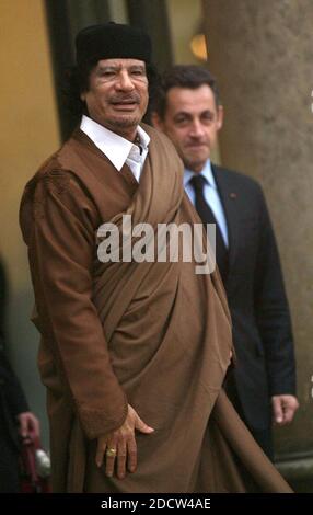 File photo - il leader libico Moammar Gadhafi lascia il palazzo Elysee dopo un incontro con il presidente Nicolas Sarkozy (R) a Parigi, in Francia, il 10 dicembre 2007. Gadhafi è in visita di Stato di 5 giorni in Francia per una visita di alto profilo destinata a stipulare contratti nucleari e aerei da miliardi di euro. L’ex presidente francese Nicolas Sarkozy era detenuto dalla polizia martedì mattina, 20 marzo 2018, ha affermato un funzionario della magistratura del paese. Doveva essere interrogato nel quadro di un'indagine su presunte irregolarità riguardo al finanziamento della sua campagna elettorale, la stessa fonte ha aggiunto. La sonda relativa a. Foto Stock