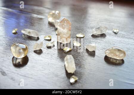 Kit griglia di meditazione. Quartz Tower, Natural Citrine, Herkimer Diamonds, Quartz Points, Lavanda, Sage, Rose. Kit Alter pacchetto di cristalli Healing, Wiccan. Foto Stock