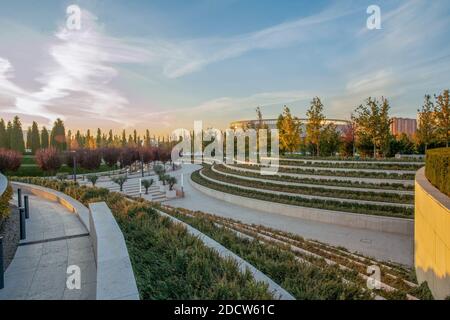 Autunno awe nel Parco Krasnodar a Krasnodar (così chiamato Parco Galitskogo). Stadio 'Krasnodar'at background. Piante diverse includono olivi e bu Foto Stock