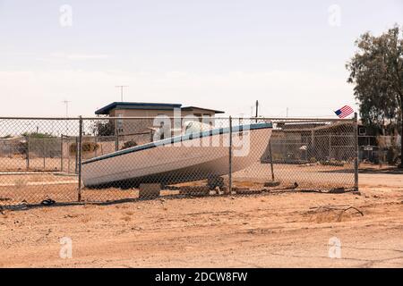 NESSUN WEB/NESSUNA APP - ESCLUSIVA. (Testo disponibile) Bombay Beach al mare di Salton in California, Stati Uniti in 2017. Il mare artificiale di Salton è il lago più grande della California. Situato nella contea imperiale a circa 240 km a sud di Los Angeles, il lago si sta asciugando rapidamente, minacciando il destino di pesci, specie di uccelli migratori e anche la salute pubblica, come playa esposto creerà ciotole di polvere, danneggiando un'area conosciuta per alti tassi di asma e alto livello di inquinamento atmosferico. Foto di Olivier Hertel/ABACAPRESS.COM Foto Stock