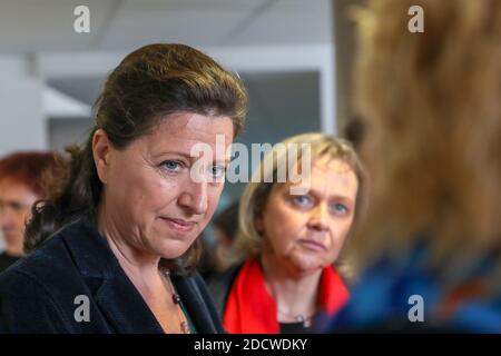 Il Ministro francese della solidarietà e della sanità, Agnes Buzyn visita gli uffici del CAF (Ufficio per le allocazioni familiari: Settore familiare del sistema francese di previdenza sociale) a Roubaix, Francia, il 09 aprile 2018. Foto di Thierry Thorel/ABACAPRESS.COM Foto Stock