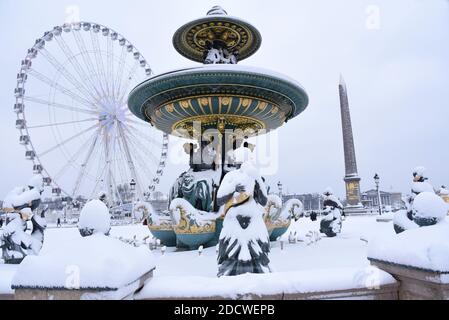 La Piazza della Concorde (Place De la Concorde) e la ruota grande (la Grand Roue) a Parigi, Francia, il 7 febbraio 2018. Una caduta di neve fredda e intensa ha colpito Parigi e le sue aree circostanti. Foto di Alain Apaydin/ABACAPRESS.COM Foto Stock