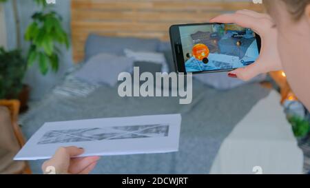 Donna che utilizza smartphone con augmented reality app Foto Stock