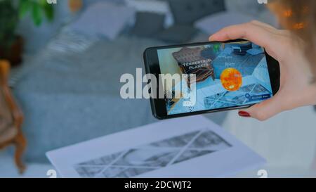 Donna che utilizza smartphone con augmented reality app Foto Stock