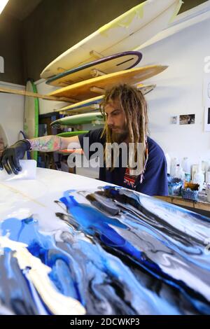 Custom Surfboard costruttore nel suo laboratorio, Newquay, Cornovaglia, Inghilterra Foto Stock