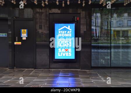 Rimani a casa, proteggi l'insegna NHS fuori dall'Odeon Cinema chiuso su Leicester Square durante il secondo blocco nazionale a Londra, Inghilterra. Foto Stock