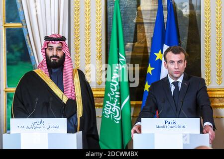 Il presidente francese Emmanuel Macron riceve il principe ereditario Saudita Mohammed bin Salman al Saud, presso l'Elysee Palace di Parigi, in Francia, il 10 aprile 2018. Foto di Ammar Abd Rabbo/ABACAPRESS.COM Foto Stock