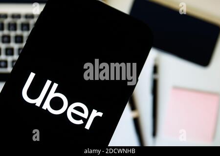 In questa illustrazione fotografica viene visualizzato un logo aziendale Uber su uno smartphone. Foto Stock