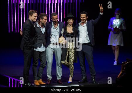 (L-R) Omri Givon, Moshe Ashkenazi, Ninet Tayeb, Tomer Kapon ricevono il premio Best Series Award per la serie "When Heroes fly" alla cerimonia dei Canneseries Awards durante il 1° Festival Internazionale della Serie di Cannes al Palais du Festival di Cannes, in Francia, il 11 aprile 2018. Foto di Marco Piovanotto/ABACAPRESS.COM Foto Stock