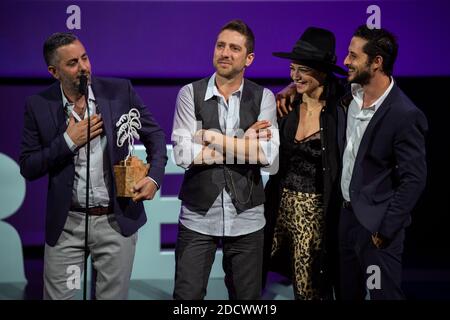 (L-R) Omri Givon, Moshe Ashkenazi, Ninet Tayeb, Tomer Kapon ricevono il premio Best Series Award per la serie "When Heroes fly" alla cerimonia dei Canneseries Awards durante il 1° Festival Internazionale della Serie di Cannes al Palais du Festival di Cannes, in Francia, il 11 aprile 2018. Foto di Marco Piovanotto/ABACAPRESS.COM Foto Stock