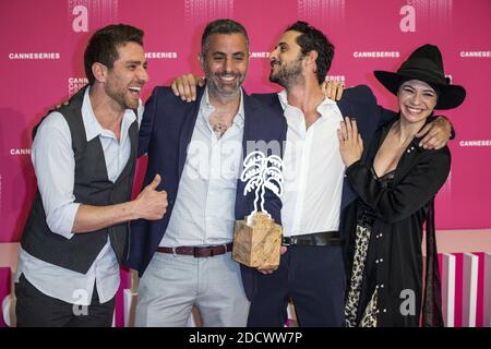 (L-R) Moshe Ashkenazi, Omri Givon, Tomer Kapon e Ninet Tayeb si presentano con il premio Best Series di 'When Heroes Fly' presso le Canneseries Winners Photocall durante il 1° Festival Internazionale di Cannes al Palais du Festival di Cannes, in Francia, il 11 aprile 2018. Foto di Marco Piovanotto/ABACAPRESS.COM Foto Stock