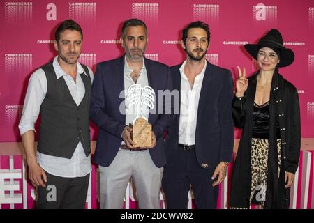 (L-R) Moshe Ashkenazi, Omri Givon, Tomer Kapon e Ninet Tayeb si presentano con il premio Best Series di 'When Heroes Fly' presso le Canneseries Winners Photocall durante il 1° Festival Internazionale di Cannes al Palais du Festival di Cannes, in Francia, il 11 aprile 2018. Foto di Marco Piovanotto/ABACAPRESS.COM Foto Stock