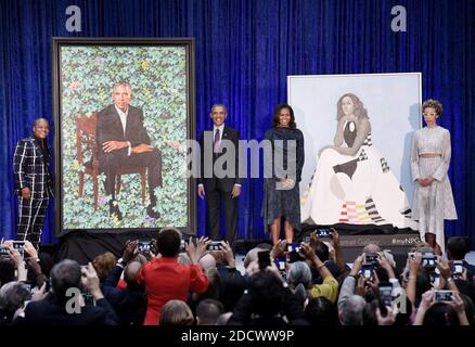 L'ex First Lady Michelle Obama e l'ex presidente Barack Obama posa con gli artisti Kehinde Wiley e Amy Sherald durante la presentazione dei loro ritratti ufficiali alla National Portrait Gallery , 12 febbraio 2018 a Washington, DC. Foto di Olivier Douliery/Abaca Press Foto Stock