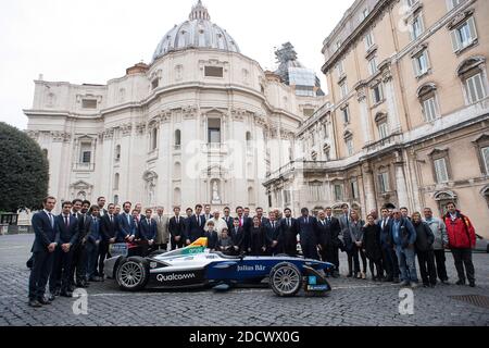 Papa Francesco ha accolto i piloti che gareggiano nel Campionato ABB FIA Formula e nella sua residenza a Santa Marta, Vaticano, il 11 aprile 2018, in vista del primo e-Prix della serie sulle strade di Roma, il 14 aprile. Insieme al fondatore e CEO della Formula e Alejandro Agag, i piloti, i rappresentanti del team e la vettura ufficiale del campionato hanno ricevuto una benedizione privata prima di partecipare al pubblico pontificio. Più della metà della griglia e di una vettura completamente elettrica di Formula e hanno fatto il breve viaggio a Città del Vaticano, prima della gara inaugurale nella capitale italiana per il CBMM Niobium Rome e-Prix presentato da Mercedes EQ Foto Stock