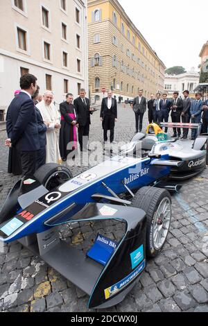 Papa Francesco ha accolto i piloti che gareggiano nel Campionato ABB FIA Formula e nella sua residenza a Santa Marta, Vaticano, il 11 aprile 2018, in vista del primo e-Prix della serie sulle strade di Roma, il 14 aprile. Insieme al fondatore e CEO della Formula e Alejandro Agag, i piloti, i rappresentanti del team e la vettura ufficiale del campionato hanno ricevuto una benedizione privata prima di partecipare al pubblico pontificio. Più della metà della griglia e di una vettura completamente elettrica di Formula e hanno fatto il breve viaggio a Città del Vaticano, prima della gara inaugurale nella capitale italiana per il CBMM Niobium Rome e-Prix presentato da Mercedes EQ Foto Stock