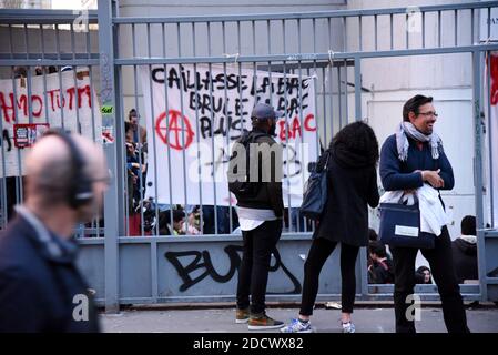 Le bandiere sono appese alle porte del campus di Tolbiac a Parigi, in Francia, durante un blocco da parte di studenti che protestano contro un progetto di selezione per l'ammissione nelle università francesi il 11 aprile 2018. Foto di Alain Apaydin/ABACAPRESS.COM Foto Stock