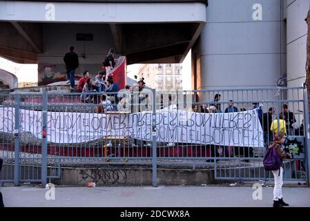 Le bandiere sono appese alle porte del campus di Tolbiac a Parigi, in Francia, durante un blocco da parte di studenti che protestano contro un progetto di selezione per l'ammissione nelle università francesi il 11 aprile 2018. Foto di Alain Apaydin/ABACAPRESS.COM Foto Stock