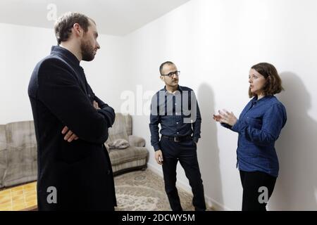 Dimitri Houbron, depute LREM de la 17eme circonritupion du Nord (Douai) a la rencontre d'une famille de migrants originaire du KurDistant irakien en attente de reponse a leur demande d'asile en France, suite au demantelement de la Jungle de Calais, et pris en charge dans le cadre du CAO (Centre d'accueil et d'orientation) de Douai,le 12 Fevrier 2018. Foto Sylvain Lefevre/ABACAPRESS.COM Foto Stock