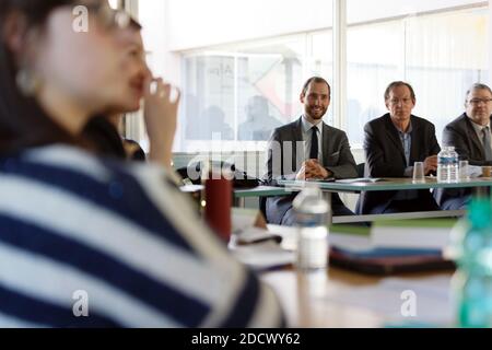 Dimitri Houbron, depute LREM de la 17eme circoncirritupion du Nord (Douai) en visit au centre AFPA de Cantin (Nord) pour disouvrir le dispositif HOPE (Hebergement, Orientation, Parcours vers l'emploi) mis en place a destination des migrants ayant obtenu l'asile en France suite au demantelement, de la Jungle de Calais le 12 Fevrier 2018. ici lors d'une reunion de presentation. Foto Sylvain Lefevre/ABACAPRESS.COM Foto Stock