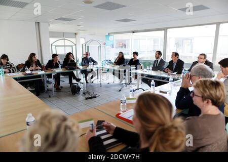 Dimitri Houbron, depute LREM de la 17eme circoncirritupion du Nord (Douai) en visit au centre AFPA de Cantin (Nord) pour disouvrir le dispositif HOPE (Hebergement, Orientation, Parcours vers l'emploi) mis en place a destination des migrants ayant obtenu l'asile en France suite au demantelement, de la Jungle de Calais le 12 Fevrier 2018. ici lors d'une reunion de presentation. Foto Sylvain Lefevre/ABACAPRESS.COM Foto Stock