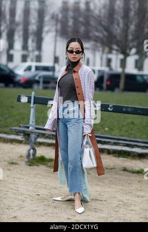 Street Style, Aimee Song arriverà allo spettacolo Loewe Autunno-Inverno 2018-2019 tenutosi all'UNESCO, a Parigi, Francia, il 2 marzo 2018. Foto di Marie-Paola Bertrand-Hillion/ABACAPRESS.COM Foto Stock