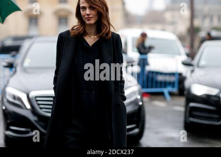 Street Style, Ayveline Valade in arrivo a Loewe Autunno-Inverno 2018-2019 spettacolo tenuto presso l'UNESCO, a Parigi, Francia, il 2 marzo 2018. Foto di Marie-Paola Bertrand-Hillion/ABACAPRESS.COM Foto Stock