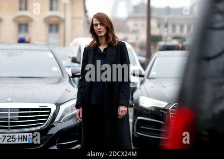 Street Style, Ayveline Valade in arrivo a Loewe Autunno-Inverno 2018-2019 spettacolo tenuto presso l'UNESCO, a Parigi, Francia, il 2 marzo 2018. Foto di Marie-Paola Bertrand-Hillion/ABACAPRESS.COM Foto Stock