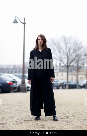 Street Style, Ayveline Valade in arrivo a Loewe Autunno-Inverno 2018-2019 spettacolo tenuto presso l'UNESCO, a Parigi, Francia, il 2 marzo 2018. Foto di Marie-Paola Bertrand-Hillion/ABACAPRESS.COM Foto Stock