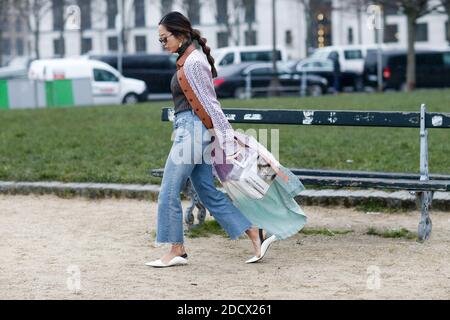 Street Style, Aimee Song arriverà allo spettacolo Loewe Autunno-Inverno 2018-2019 tenutosi all'UNESCO, a Parigi, Francia, il 2 marzo 2018. Foto di Marie-Paola Bertrand-Hillion/ABACAPRESS.COM Foto Stock