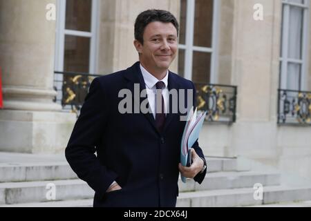 Segretario di Stato in aiuto del primo Ministro e portavoce del Governo Benjamin Griveaux che ha lasciato la riunione settimanale del Gabinetto al Palazzo Elysee, Parigi, Francia, il 12 gennaio 2018. Foto di Henri Szwarc/ABACAPRESS.COM Foto Stock