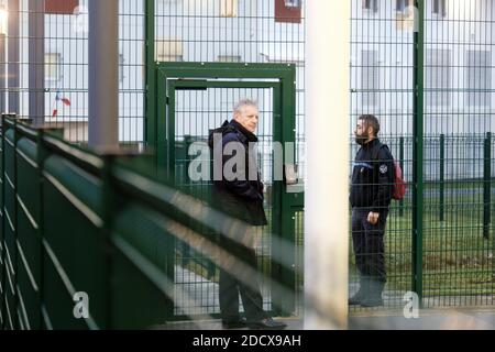 Il direttore del carcere Richard Bauer annuncia le sue dimissioni, come guardie carcerarie, bloccano l'accesso alla prigione di Vendin-le-Vieil, nel nord della Francia, il 15 gennaio 2018. Le prime operazioni di "blocco totale" delle carceri sono iniziate all'alba del 15 gennaio su invito di sindacati e supervisori che chiedono maggiore sicurezza dopo che tre guardie carcerarie sono state ferite in un attacco di lama da un militante tedesco al-Qaeda nella prigione di Vendin-le-Vieil. Foto di Sylvain Lefevre/ABACAPRESS.COM Foto Stock