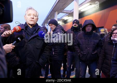 Il direttore del carcere Richard Bauer annuncia le sue dimissioni, come guardie carcerarie, bloccano l'accesso alla prigione di Vendin-le-Vieil, nel nord della Francia, il 15 gennaio 2018. Le prime operazioni di "blocco totale" delle carceri sono iniziate all'alba del 15 gennaio su invito di sindacati e supervisori che chiedono maggiore sicurezza dopo che tre guardie carcerarie sono state ferite in un attacco di lama da un militante tedesco al-Qaeda nella prigione di Vendin-le-Vieil. Foto di Sylvain Lefevre/ABACAPRESS.COM Foto Stock