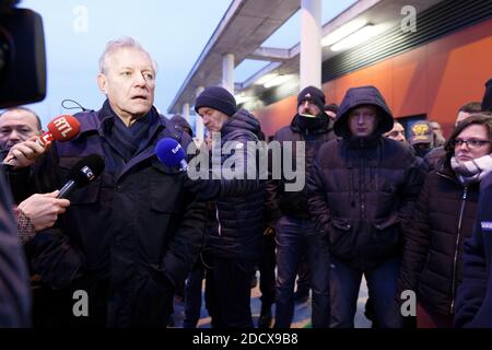 Il direttore del carcere Richard Bauer annuncia le sue dimissioni, come guardie carcerarie, bloccano l'accesso alla prigione di Vendin-le-Vieil, nel nord della Francia, il 15 gennaio 2018. Le prime operazioni di "blocco totale" delle carceri sono iniziate all'alba del 15 gennaio su invito di sindacati e supervisori che chiedono maggiore sicurezza dopo che tre guardie carcerarie sono state ferite in un attacco di lama da un militante tedesco al-Qaeda nella prigione di Vendin-le-Vieil. Foto di Sylvain Lefevre/ABACAPRESS.COM Foto Stock