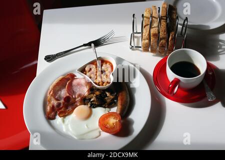 Inglese colazione al Bed & Breakfast a Newquay , Cornovaglia, Inghilterra . Foto Stock