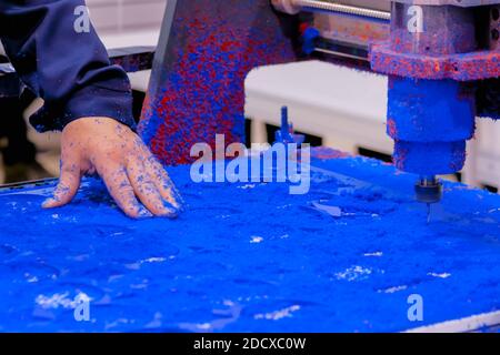 Macchina fresatrice durante il lavoro con materiale di plastica Foto Stock