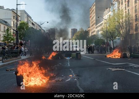 A causa dell'evacuazione dell'Università di Tolbiac al mattino presto, diverse centinaia di persone si sono riunite di fronte ai locali dell'università per protestare contro l'uso della forza per lo sradamento degli studenti. A seguito di questo raduno, diversi gruppi di manifestanti hanno fatto dimostrazioni nelle strade di Parigi e Ivry, bruciando lattine di spazzatura sulla strada e costringendo la polizia ad intervenire. Parigi, Francia, 20 aprile 2018. Foto di Samuel Boivin / ABACAPRESS.COM Foto Stock