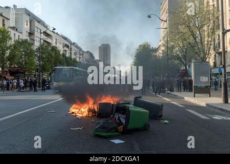 A causa dell'evacuazione dell'Università di Tolbiac al mattino presto, diverse centinaia di persone si sono riunite di fronte ai locali dell'università per protestare contro l'uso della forza per lo sradamento degli studenti. A seguito di questo raduno, diversi gruppi di manifestanti hanno fatto dimostrazioni nelle strade di Parigi e Ivry, bruciando lattine di spazzatura sulla strada e costringendo la polizia ad intervenire. Parigi, Francia, 20 aprile 2018. Foto di Samuel Boivin / ABACAPRESS.COM Foto Stock