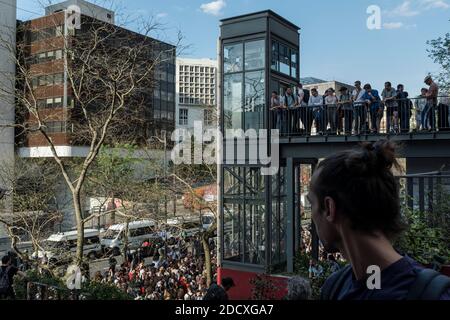 A causa dell'evacuazione dell'Università di Tolbiac al mattino presto, diverse centinaia di persone si sono riunite di fronte ai locali dell'università per protestare contro l'uso della forza per lo sradamento degli studenti. Parigi, Francia, 20 aprile 2018. Foto di Samuel Boivin / ABACAPRESS.COM Foto Stock