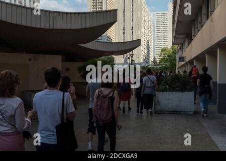 A causa dell'evacuazione dell'Università di Tolbiac al mattino presto, diverse centinaia di persone si sono riunite di fronte ai locali dell'università per protestare contro l'uso della forza per lo sradamento degli studenti. A seguito di questo raduno, diversi gruppi di manifestanti hanno fatto dimostrazioni nelle strade di Parigi e Ivry, bruciando lattine di spazzatura sulla strada e costringendo la polizia ad intervenire. Parigi, Francia, 20 aprile 2018. Foto di Samuel Boivin / ABACAPRESS.COM Foto Stock