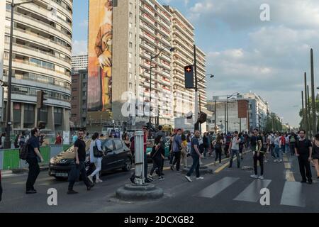 A causa dell'evacuazione dell'Università di Tolbiac al mattino presto, diverse centinaia di persone si sono riunite di fronte ai locali dell'università per protestare contro l'uso della forza per lo sradamento degli studenti. A seguito di questo raduno, diversi gruppi di manifestanti hanno fatto dimostrazioni nelle strade di Parigi e Ivry, bruciando lattine di spazzatura sulla strada e costringendo la polizia ad intervenire. Parigi, Francia, 20 aprile 2018. Foto di Samuel Boivin / ABACAPRESS.COM Foto Stock