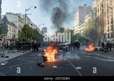 A causa dell'evacuazione dell'Università di Tolbiac al mattino presto, diverse centinaia di persone si sono riunite di fronte ai locali dell'università per protestare contro l'uso della forza per lo sradamento degli studenti. A seguito di questo raduno, diversi gruppi di manifestanti hanno fatto dimostrazioni nelle strade di Parigi e Ivry, bruciando lattine di spazzatura sulla strada e costringendo la polizia ad intervenire. Parigi, Francia, 20 aprile 2018. Foto di Samuel Boivin / ABACAPRESS.COM Foto Stock