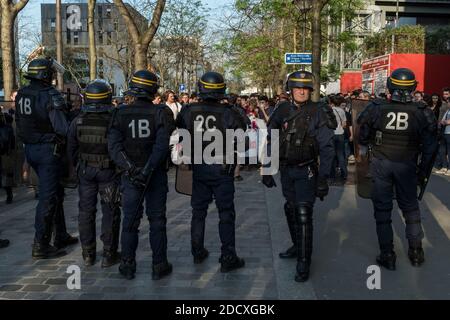 A causa dell'evacuazione dell'Università di Tolbiac al mattino presto, diverse centinaia di persone si sono riunite di fronte ai locali dell'università per protestare contro l'uso della forza per lo sradamento degli studenti. Parigi, Francia, 20 aprile 2018. Foto di Samuel Boivin / ABACAPRESS.COM Foto Stock