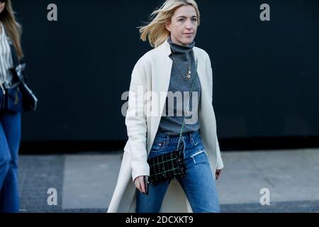 Street Style, in arrivo allo spettacolo Burberry Autunno-Inverno 2018-2019 che si tiene presso Dimco Buildings, a Londra, Inghilterra, il 17 febbraio 2018. Foto di Marie-Paola Bertrand-Hillion/ABACAPRESS.COM Foto Stock